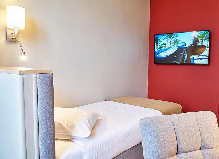 Gezellige lounge in Hotel Van Walsum, Rotterdam, met moderne zitplaatsen en sfeervolle verlichting.