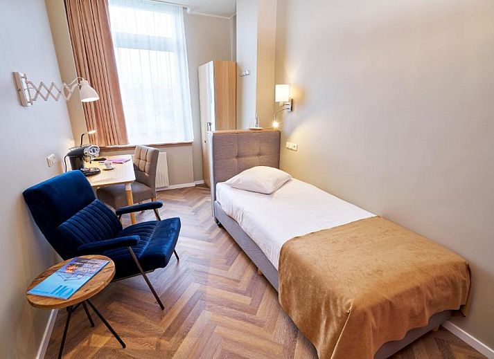 Gezellige lounge in Hotel Van Walsum, Rotterdam, met moderne zitplaatsen en sfeervolle verlichting.