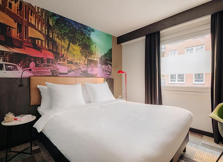 Savoy Hotel Rotterdam, modern vakantieappartement in het hart van Rotterdam, Zuid-Holland, met uitzicht op een levendige straat.