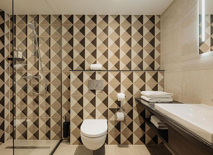 Savoy Hotel Rotterdam, modern vakantieappartement in het hart van Rotterdam, Zuid-Holland, met uitzicht op een levendige straat.