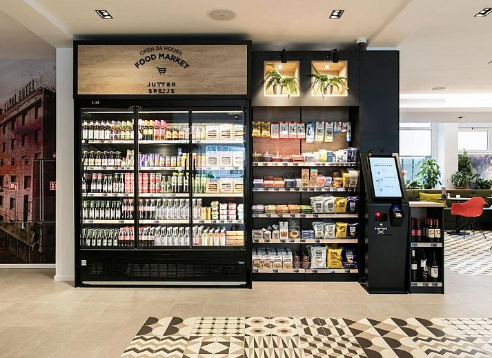 Savoy Hotel Rotterdam, modern vakantieappartement in het hart van Rotterdam, Zuid-Holland, met uitzicht op een levendige straat.