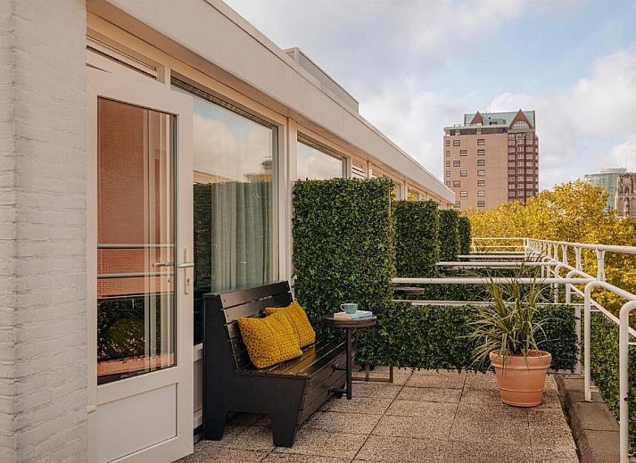 Gezellige slaapkamer in Savoy Hotel Rotterdam, vakantieappartement in Rotterdam, Zuid-Holland, met kleurrijke muurschildering.