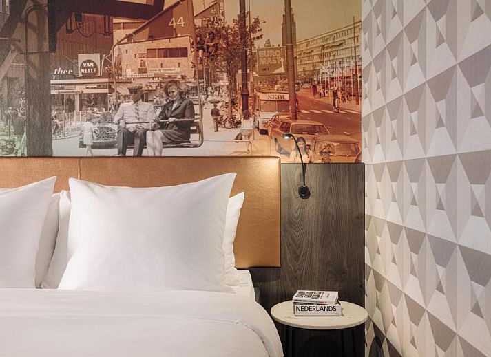 Gezellige slaapkamer in Savoy Hotel Rotterdam, vakantieappartement in Rotterdam, Zuid-Holland, met kleurrijke muurschildering.