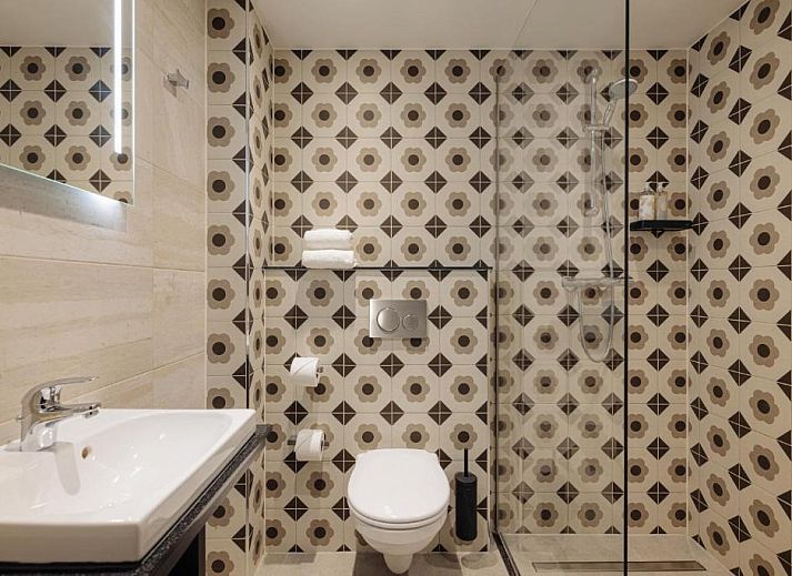 Gezellige slaapkamer in Savoy Hotel Rotterdam, vakantieappartement in Rotterdam, Zuid-Holland, met kleurrijke muurschildering.