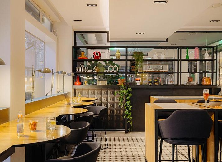 Gezellige slaapkamer in Savoy Hotel Rotterdam, vakantieappartement in Rotterdam, Zuid-Holland, met kleurrijke muurschildering.