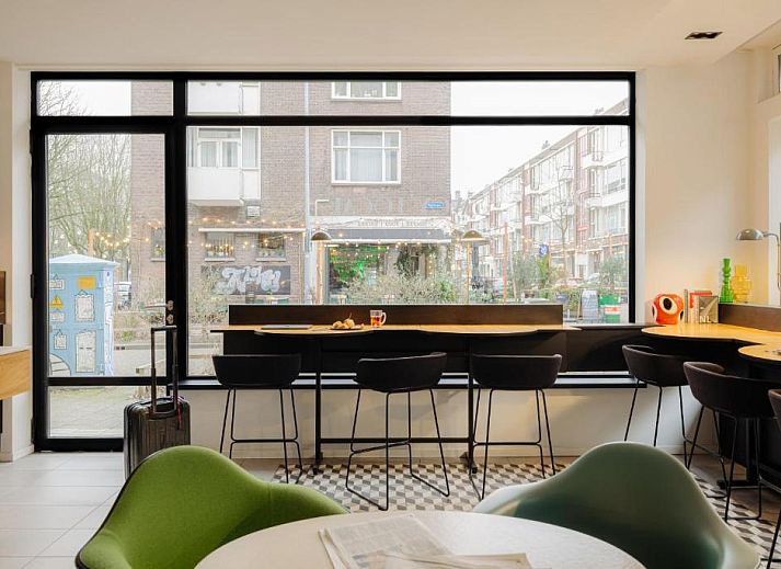 Stijlvolle badkamer in Savoy Hotel Rotterdam, vakantieappartement in Rotterdam, Zuid-Holland, met moderne tegels en inloopdouche.