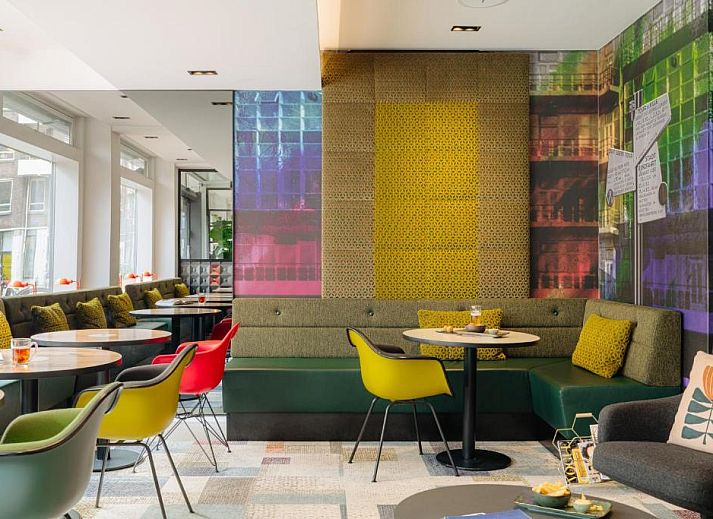 Stijlvolle badkamer in Savoy Hotel Rotterdam, vakantieappartement in Rotterdam, Zuid-Holland, met moderne tegels en inloopdouche.