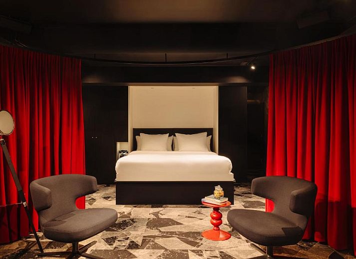 Stijlvolle badkamer in Savoy Hotel Rotterdam, vakantieappartement in Rotterdam, Zuid-Holland, met moderne tegels en inloopdouche.