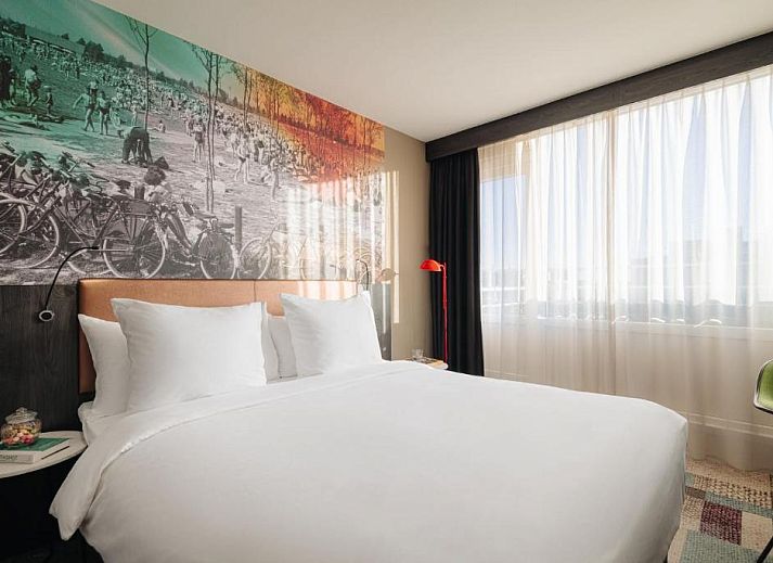 Chique eetruimte in Savoy Hotel Rotterdam, vakantieappartement in Rotterdam, Zuid-Holland, met kleurrijke stoelen en decor.