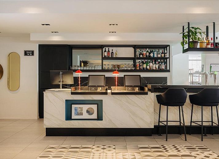 Chique eetruimte in Savoy Hotel Rotterdam, vakantieappartement in Rotterdam, Zuid-Holland, met kleurrijke stoelen en decor.