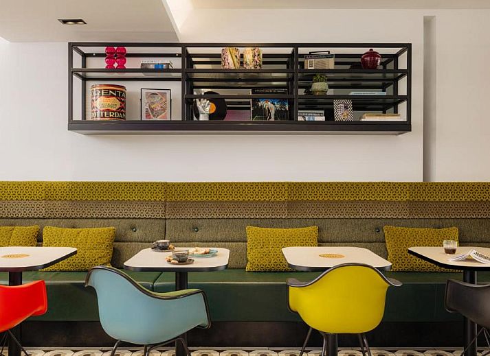 Handige food market in Savoy Hotel Rotterdam, vakantieappartement in Rotterdam, Zuid-Holland, ideaal voor snacks en drankjes.