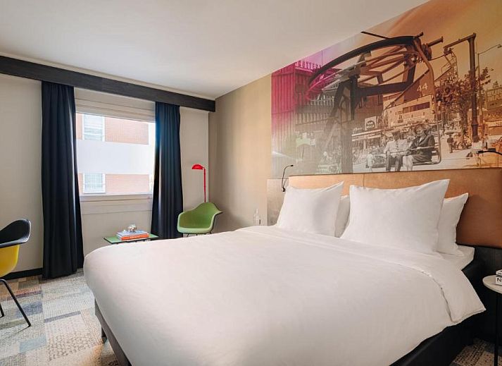 Handige food market in Savoy Hotel Rotterdam, vakantieappartement in Rotterdam, Zuid-Holland, ideaal voor snacks en drankjes.