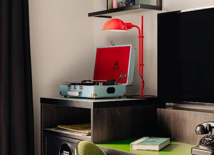 Handige food market in Savoy Hotel Rotterdam, vakantieappartement in Rotterdam, Zuid-Holland, ideaal voor snacks en drankjes.