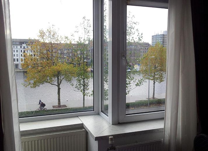 Comfortabele slaapkamer in Hotel Baan, Rotterdam, met bureau en badkamer voor een ontspannen verblijf.
