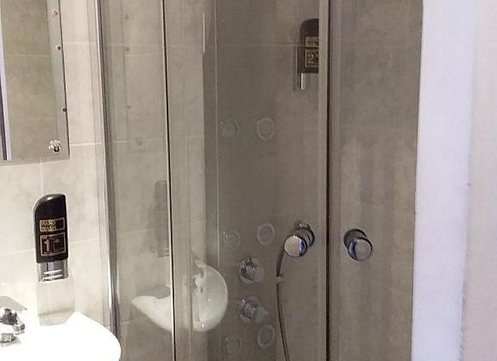 Comfortabele slaapkamer in Hotel Baan, Rotterdam, met bureau en badkamer voor een ontspannen verblijf.