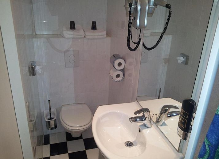 Comfortabele slaapkamer in Hotel Baan, Rotterdam, met bureau en badkamer voor een ontspannen verblijf.