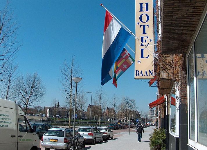 Slaapkamer met uitzicht op de rivier bij Hotel Baan, Rotterdam, perfect vakantieappartement in Zuid-Holland.