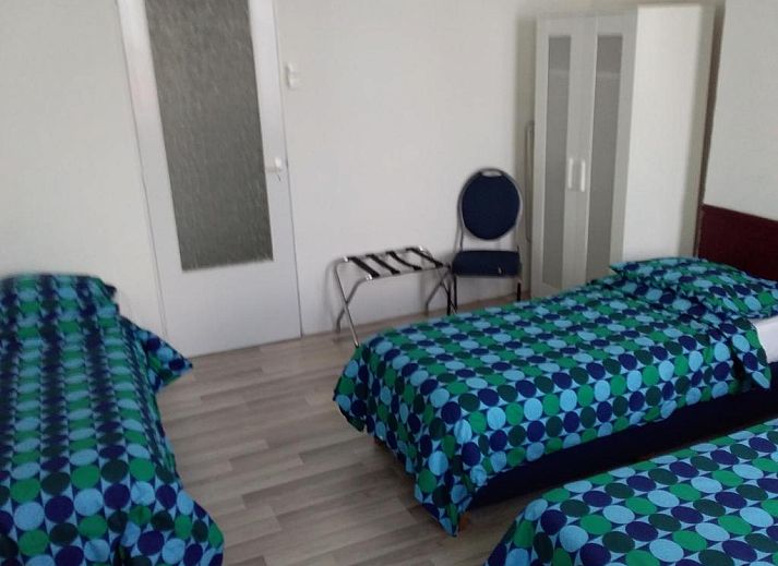 Stijlvolle kamer met bureau en tv in Hotel Baan, Rotterdam, geniet van het uitzicht op de omgeving.