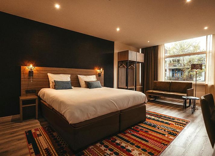 Luxe slaapkamer in Hotel Milano, vakantieappartement in Rotterdam, Zuid-Holland met modern interieur en grote ramen.