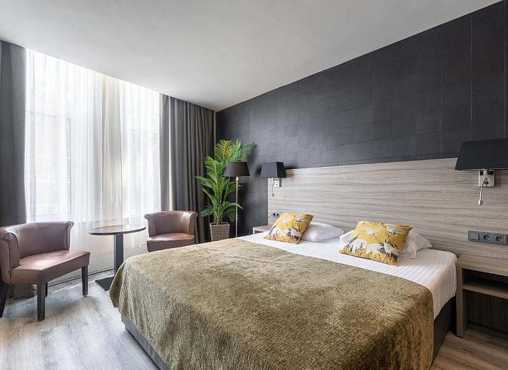 Luxe slaapkamer in Hotel Milano, vakantieappartement in Rotterdam, Zuid-Holland met modern interieur en grote ramen.