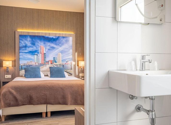 Luxe slaapkamer in Hotel Milano, vakantieappartement in Rotterdam, Zuid-Holland met modern interieur en grote ramen.