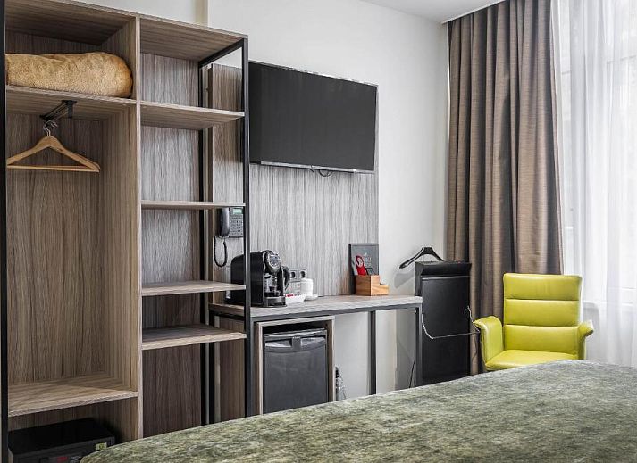 Luxe slaapkamer in Hotel Milano, vakantieappartement in Rotterdam, Zuid-Holland met modern interieur en grote ramen.