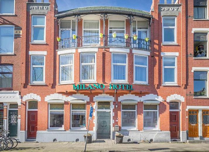 Comfortabele tweepersoonskamer in Hotel Milano, Rotterdam, vakantieappartement met stijlvolle inrichting en veel daglicht.