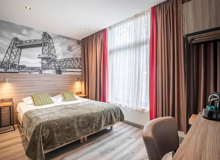 Comfortabele tweepersoonskamer in Hotel Milano, Rotterdam, vakantieappartement met stijlvolle inrichting en veel daglicht.