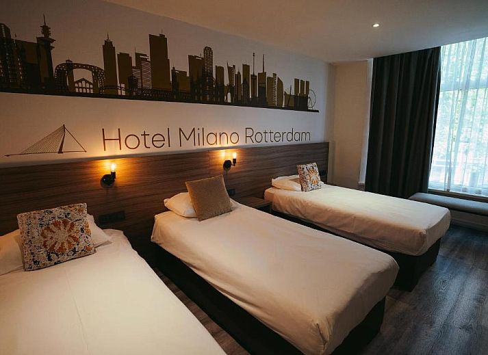 Comfortabele tweepersoonskamer in Hotel Milano, Rotterdam, vakantieappartement met stijlvolle inrichting en veel daglicht.