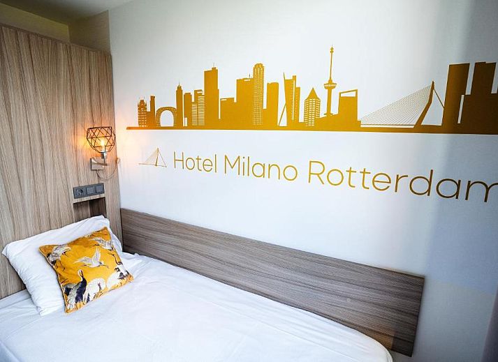 Comfortabele tweepersoonskamer in Hotel Milano, Rotterdam, vakantieappartement met stijlvolle inrichting en veel daglicht.