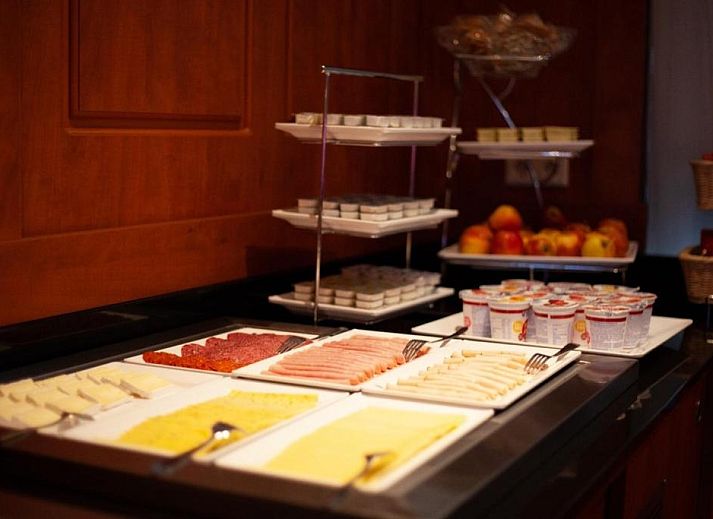 Gezellige slaapkamer in Hotel Milano, vakantieappartement in Rotterdam, met kunstwerk en moderne voorzieningen.