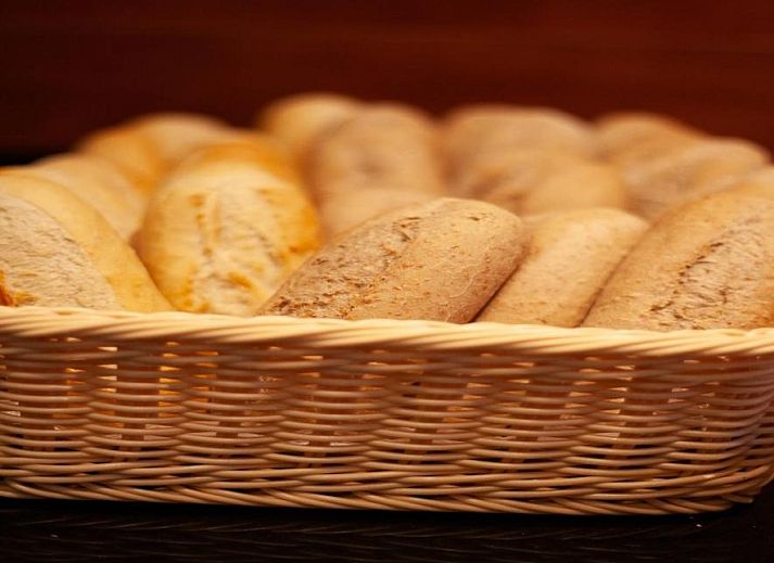 Gezellige slaapkamer in Hotel Milano, vakantieappartement in Rotterdam, met kunstwerk en moderne voorzieningen.
