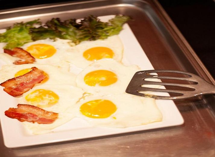 Gezellige slaapkamer in Hotel Milano, vakantieappartement in Rotterdam, met kunstwerk en moderne voorzieningen.