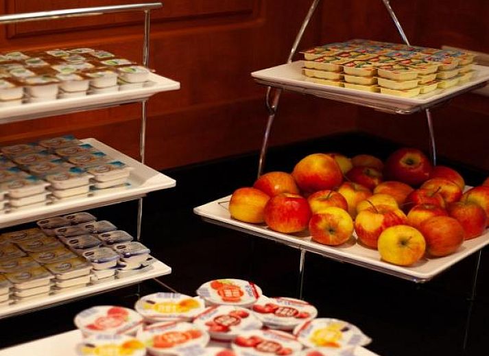 Gezellige slaapkamer in Hotel Milano, vakantieappartement in Rotterdam, met kunstwerk en moderne voorzieningen.