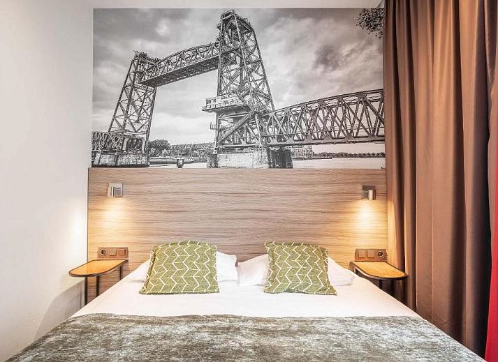 Praktische werkruimte in Hotel Milano, vakantieappartement in Rotterdam, met bureau, tv en opbergruimte.