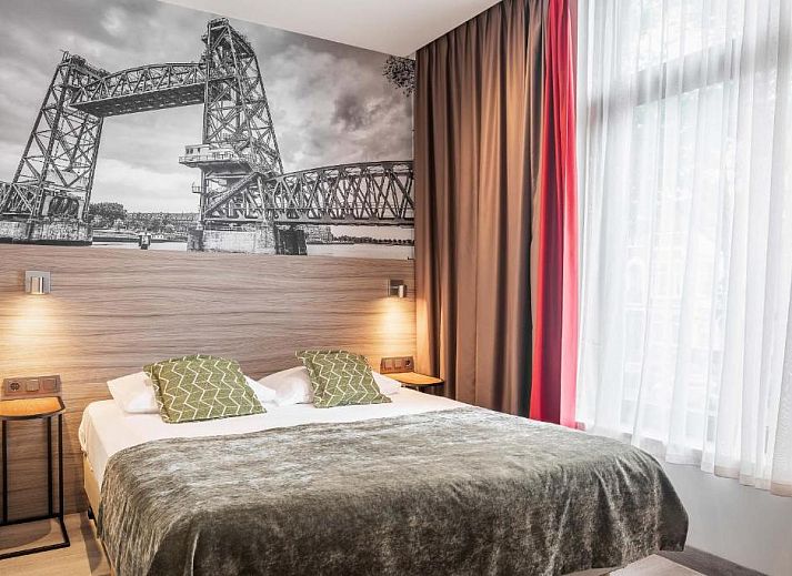 Praktische werkruimte in Hotel Milano, vakantieappartement in Rotterdam, met bureau, tv en opbergruimte.