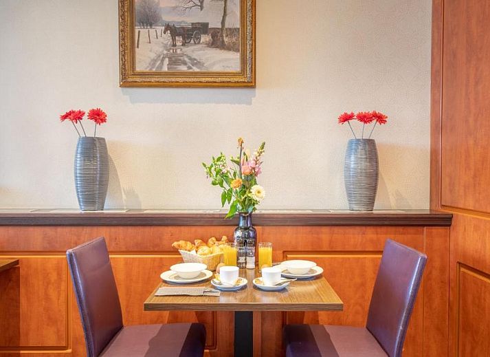 Eenvoudige eenpersoonskamer in Hotel Milano, vakantieappartement in Rotterdam, met knus bed en natuurlijk licht.