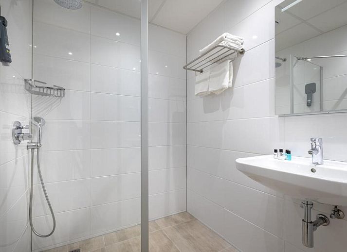 Buitenkant van Hotel Milano, vakantieappartement in Rotterdam, Zuid-Holland, met klassieke gevel en balkon.