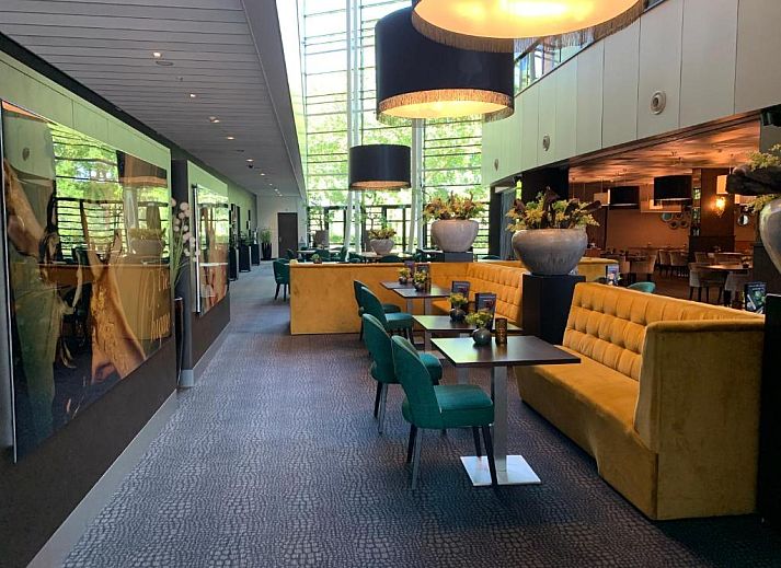 Van der Valk Hotel Rotterdam - Blijdorp in Rotterdam, modern hotel met ruime parkeerplaats en groene vlaggen.