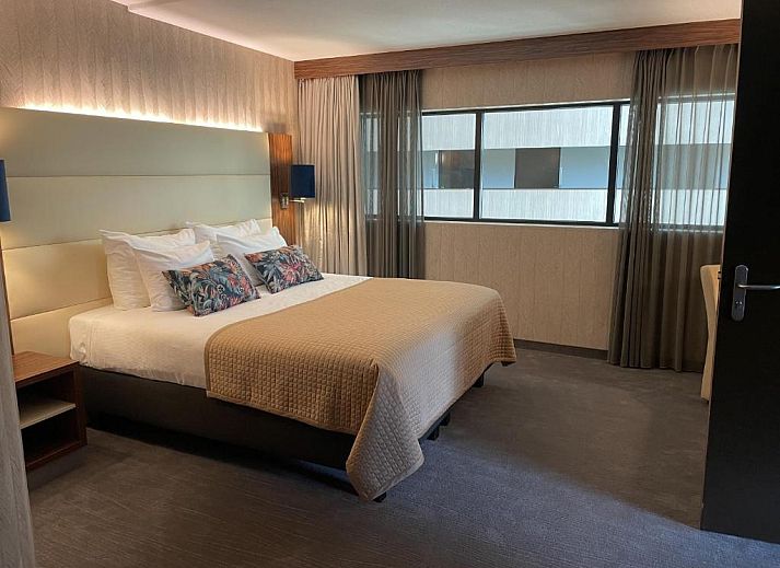 Van der Valk Hotel Rotterdam - Blijdorp, moderne buitenkant met vlaggen, Rotterdam, Zuid-Holland.