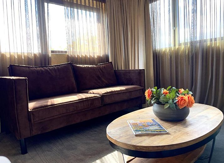Luxe suite in Van der Valk Hotel Rotterdam - Blijdorp, elegant ingericht met een kingsize bed en zithoek.