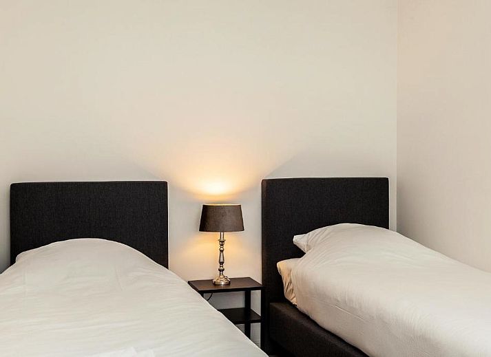 Dining room and bathroom in Museumpark Apartments, Rotterdam, with modern amenities.