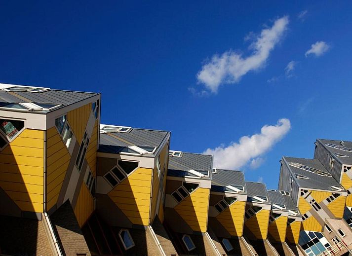 Gezellige woonkamer bij nacht in Urban Residences Rotterdam vakantieappartement, Rotterdam, Zuid-Holland.