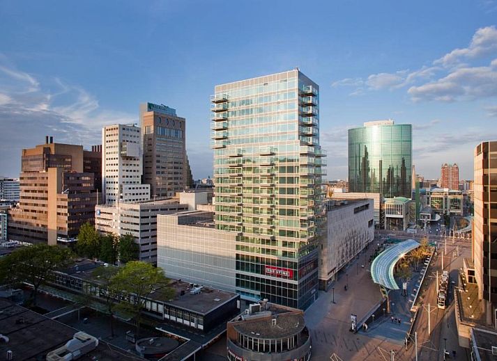 Gezellige woonkamer bij nacht in Urban Residences Rotterdam vakantieappartement, Rotterdam, Zuid-Holland.