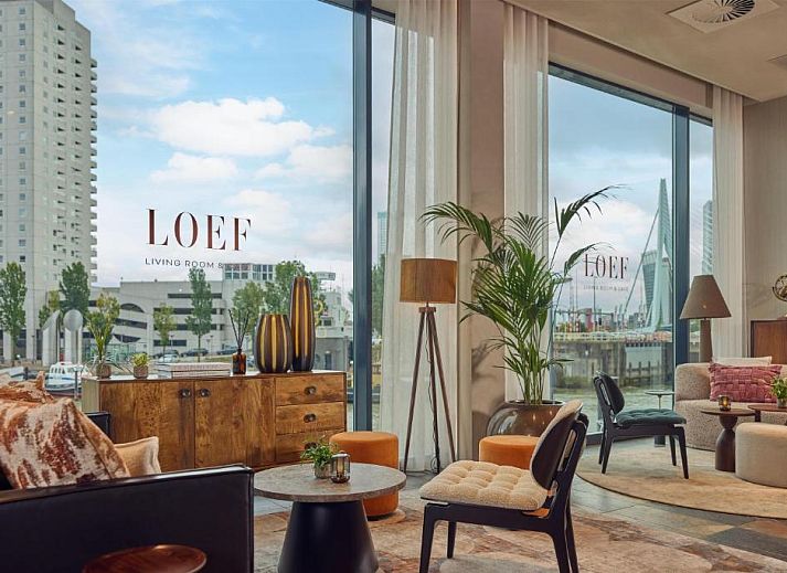 Eetruimte in Mainport Design Hotel, vakantie appartement in Rotterdam, met uitzicht op de stad.