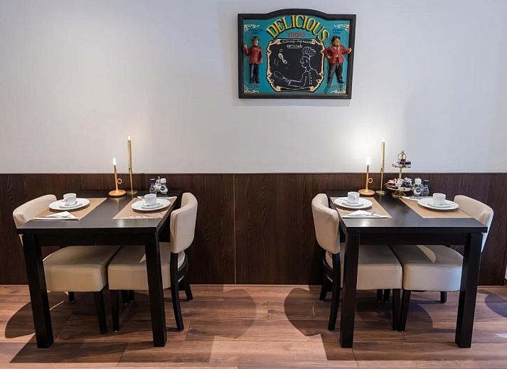 Modernes Badezimmer im Hotel Orion, Ferienwohnung in Rotterdam, Suedholland mit Dusche und Waschbecken.