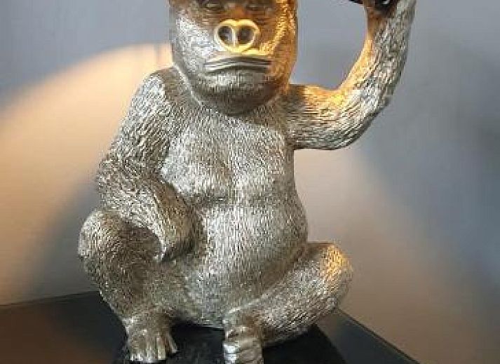 Modernes Badezimmer im Hotel Orion, Ferienwohnung in Rotterdam, Suedholland mit Dusche und Waschbecken.