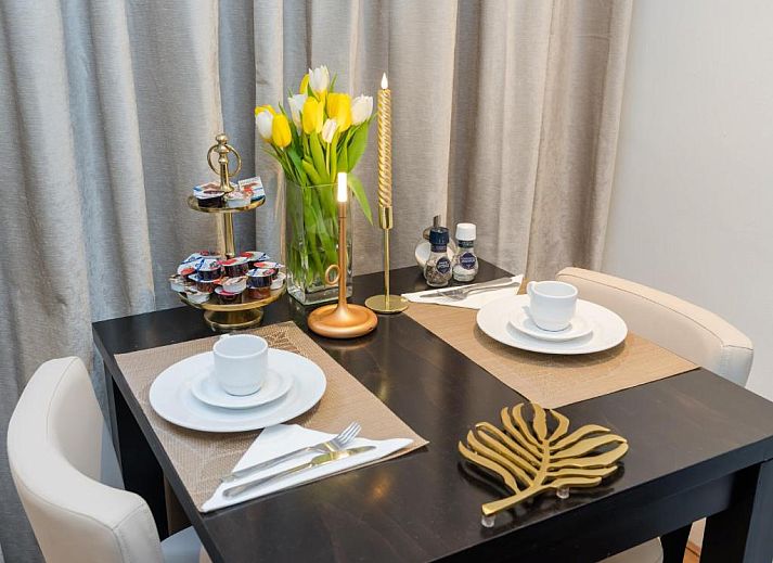 Modernes Badezimmer im Hotel Orion, Ferienwohnung in Rotterdam, Suedholland mit Dusche und Waschbecken.