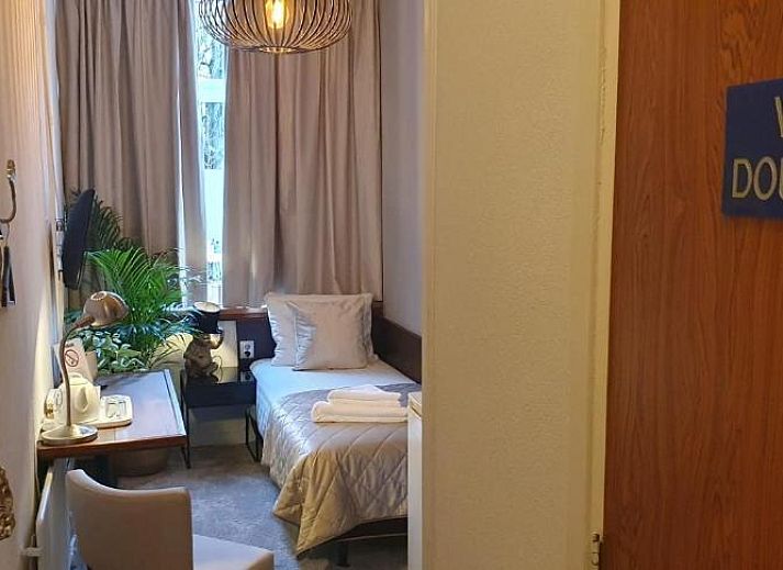 Modernes Badezimmer im Hotel Orion, Ferienwohnung in Rotterdam, Suedholland mit Dusche und Waschbecken.