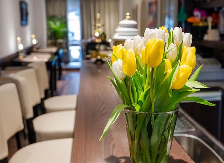 Gemuetlicher Essbereich im Hotel Orion, Ferienwohnung in Rotterdam, Suedholland mit Tischen und Stuehlen.